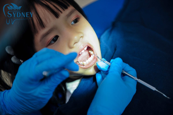 Nên cho trẻ đi kiểm tra răng thường xuyên