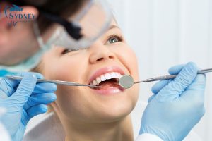 Khám và kiểm tra răng miệng.
